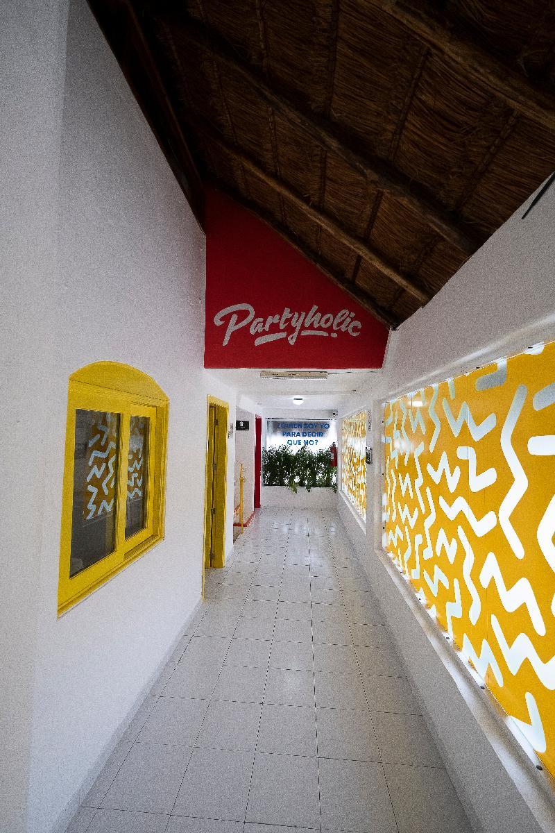 Partyholic Hotel Playa del Carmen Exterior photo